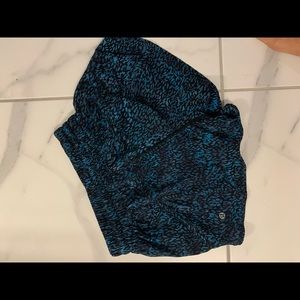 Lululemon Hottie tottie 2.5 inch shorts